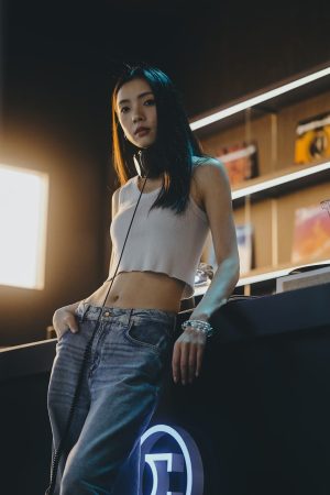 重生之征服郭伯母魔改短剧封面，都市复仇题材，霓虹风格海报，深色背景橙色标题